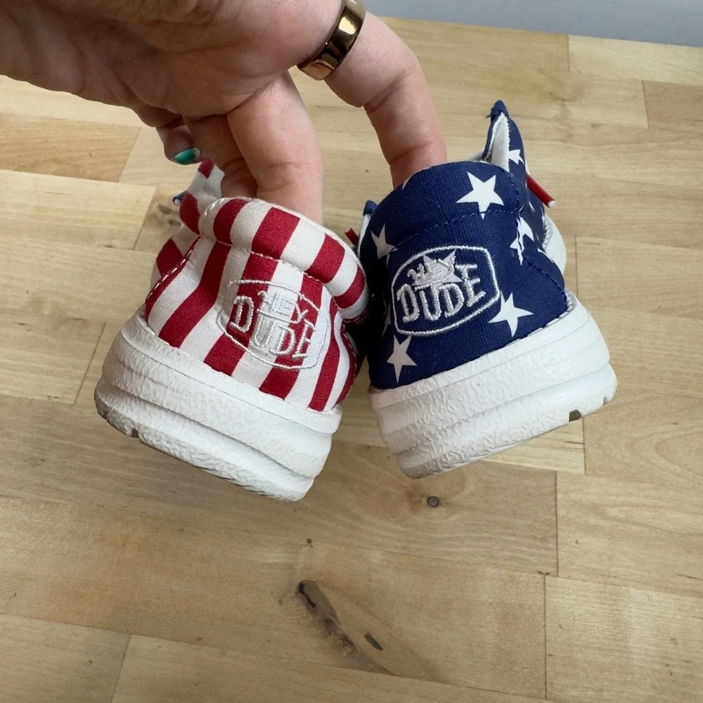 Hey Dude Wally Youth Patriotic American Flag Mismatched Shoes K13 Red White Blue